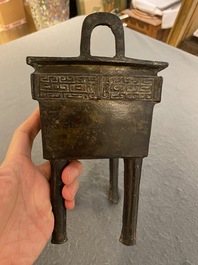 R&eacute;cipient &agrave; nourriture rituelle de type 'Fang Ding' en bronze &agrave; inscription, Chine, Song ou ant&eacute;rieur