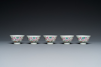 Cinq bols en porcelaine de Chine famille rose &agrave; d&eacute;cor de neuf p&ecirc;ches et une coupe aux poires de baumier, marque de Ju Ren Tang 居仁堂製, 19/20&egrave;me