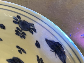 Twee Chinese blauw-witte kommen met eenden, herten en kraanvogels, Wanli