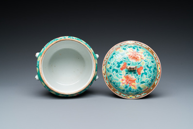 Een Chinese famille rose 'kamcheng' dekselkom voor de Straits of Peranakan markt, 19e eeuw