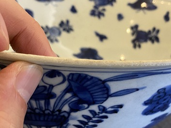 Twee Chinese blauw-witte kommen met eenden, herten en kraanvogels, Wanli
