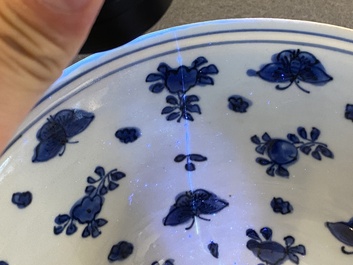 Twee Chinese blauw-witte kommen met eenden, herten en kraanvogels, Wanli