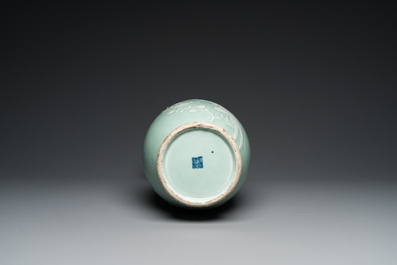 Een Chinese celadon vaas met wit slibdecor, Qianlong merk en periode