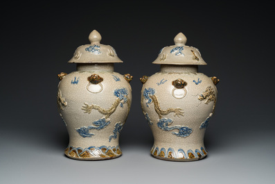 Paire de vases couverts en gr&egrave;s de Bat Trang &agrave; d&eacute;cor de dragons, Vietnam, 19&egrave;me