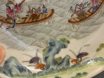 Een paar Chinese famille rose borden met onsterfelijken, Shen De Tang 慎德堂製 merk, 19e eeuw