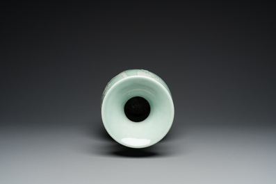Een Chinese celadon vaas met wit slibdecor, Qianlong merk en periode