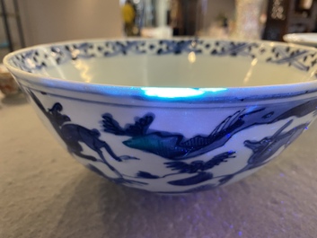 Twee Chinese blauw-witte kommen met eenden, herten en kraanvogels, Wanli