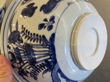 Twee Chinese blauw-witte kommen met eenden, herten en kraanvogels, Wanli