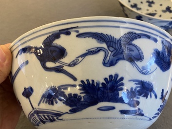 Twee Chinese blauw-witte kommen met eenden, herten en kraanvogels, Wanli