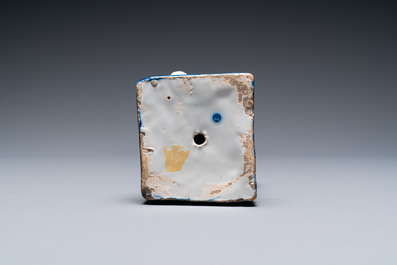 Un homme assis en fa&iuml;ence polychrome de Delft et une femme assise en bleu et blanc, 18&egrave;me
