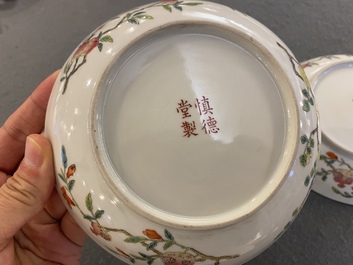 Een paar Chinese famille rose borden met onsterfelijken, Shen De Tang 慎德堂製 merk, 19e eeuw