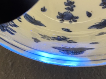 Twee Chinese blauw-witte kommen met eenden, herten en kraanvogels, Wanli