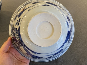 Twee Chinese blauw-witte kommen met eenden, herten en kraanvogels, Wanli
