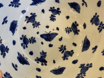 Twee Chinese blauw-witte kommen met eenden, herten en kraanvogels, Wanli