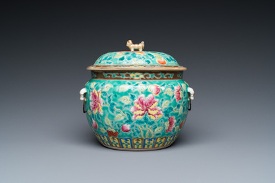 Een Chinese famille rose 'kamcheng' dekselkom voor de Straits of Peranakan markt, 19e eeuw