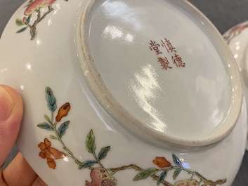 Een paar Chinese famille rose borden met onsterfelijken, Shen De Tang 慎德堂製 merk, 19e eeuw