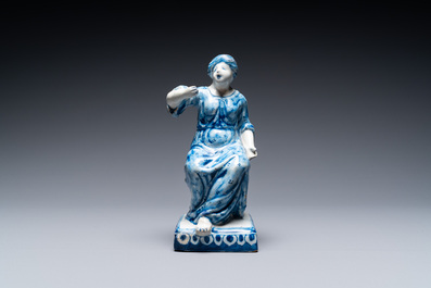 Un homme assis en fa&iuml;ence polychrome de Delft et une femme assise en bleu et blanc, 18&egrave;me
