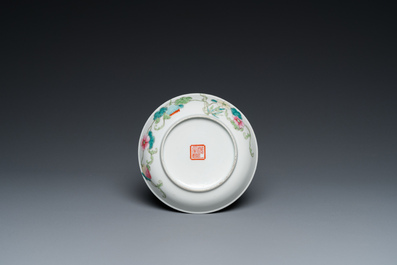 Cinq bols en porcelaine de Chine famille rose &agrave; d&eacute;cor de neuf p&ecirc;ches et une coupe aux poires de baumier, marque de Ju Ren Tang 居仁堂製, 19/20&egrave;me