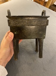R&eacute;cipient &agrave; nourriture rituelle de type 'Fang Ding' en bronze &agrave; inscription, Chine, Song ou ant&eacute;rieur