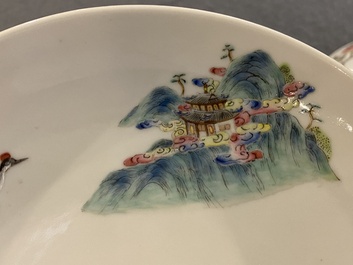 Een paar Chinese famille rose borden met onsterfelijken, Shen De Tang 慎德堂製 merk, 19e eeuw