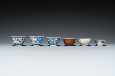 Acht Chinese blauw-witte, famille rose en verte schotels en zes koppen, Kangxi en later