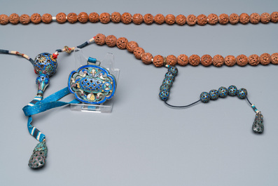 A Chinese Mandarin necklace with enamelled silver and pit carvings in original box, 18/19th C.