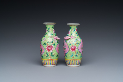 Paire de vases en porcelaine de Chine famille rose pour le march&eacute; Straits ou Peranakan, 19&egrave;me
