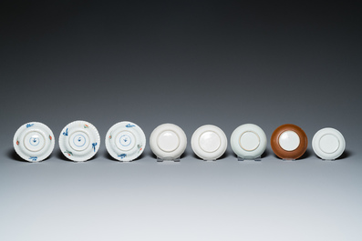 Acht Chinese blauw-witte, famille rose en verte schotels en zes koppen, Kangxi en later
