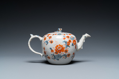 15 Chinese blauw-witte en Imari-stijl schotels en een theepot, Kangxi en later