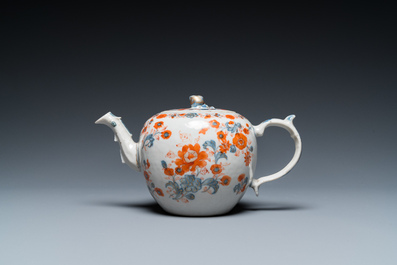 15 Chinese blauw-witte en Imari-stijl schotels en een theepot, Kangxi en later