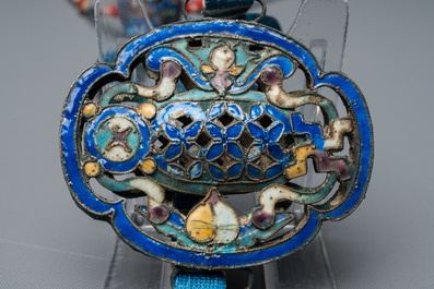 A Chinese Mandarin necklace with enamelled silver and pit carvings in original box, 18/19th C.