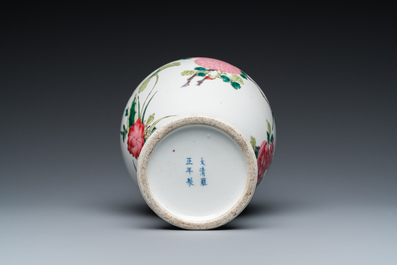 Vase en porcelaine de Chine famille rose &agrave; d&eacute;cor d'un oiseau parmi des branches fleuries, marque de Yongzheng, 19&egrave;me