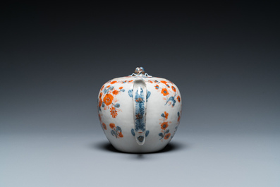 15 Chinese blauw-witte en Imari-stijl schotels en een theepot, Kangxi en later