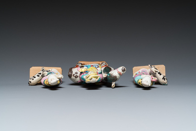 Drie Chinese famille rose sculpturen van dames, Qianlong/Jiaqing
