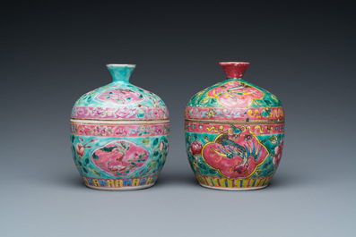 Twee Chinese famille rose 'chupu' dekselkommen voor de Straits of Peranakan markt, 19e eeuw