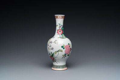 Vase en porcelaine de Chine famille rose &agrave; d&eacute;cor d'un oiseau parmi des branches fleuries, marque de Yongzheng, 19&egrave;me