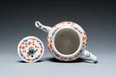 15 Chinese blauw-witte en Imari-stijl schotels en een theepot, Kangxi en later