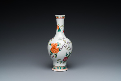 Vase en porcelaine de Chine famille rose &agrave; d&eacute;cor d'un oiseau parmi des branches fleuries, marque de Yongzheng, 19&egrave;me