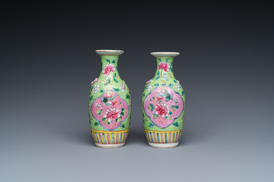Paire de vases en porcelaine de Chine famille rose pour le march&eacute; Straits ou Peranakan, 19&egrave;me