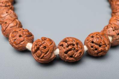 A Chinese Mandarin necklace with enamelled silver and pit carvings in original box, 18/19th C.