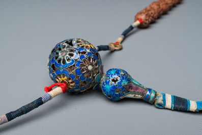 A Chinese Mandarin necklace with enamelled silver and pit carvings in original box, 18/19th C.