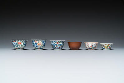 Acht Chinese blauw-witte, famille rose en verte schotels en zes koppen, Kangxi en later