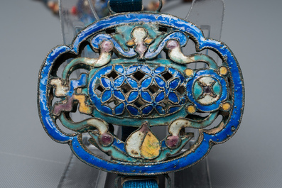 A Chinese Mandarin necklace with enamelled silver and pit carvings in original box, 18/19th C.