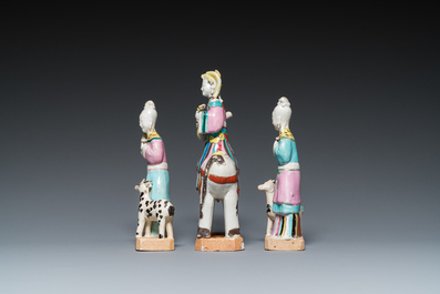 Drie Chinese famille rose sculpturen van dames, Qianlong/Jiaqing