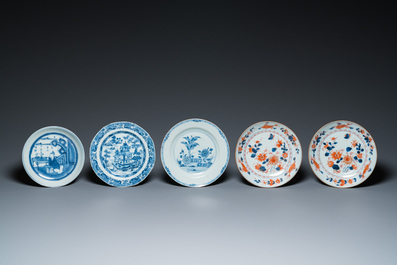 15 Chinese blauw-witte en Imari-stijl schotels en een theepot, Kangxi en later