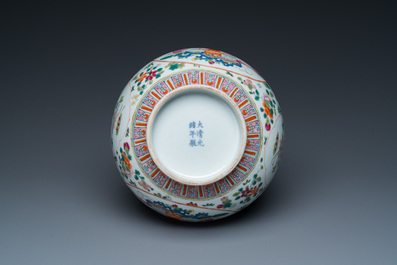 Vase de forme bouteille en porcelaine de Chine famille rose &agrave; d&eacute;cor d'antiquit&eacute;s, marque et &eacute;poque de Guangxu