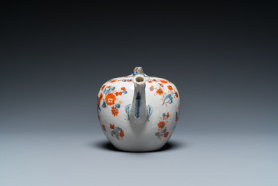 15 Chinese blauw-witte en Imari-stijl schotels en een theepot, Kangxi en later