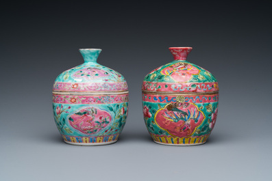 Twee Chinese famille rose 'chupu' dekselkommen voor de Straits of Peranakan markt, 19e eeuw