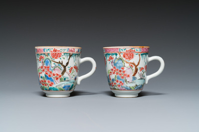 Een paar Chinese famille rose koppen en schotels, Yongzheng