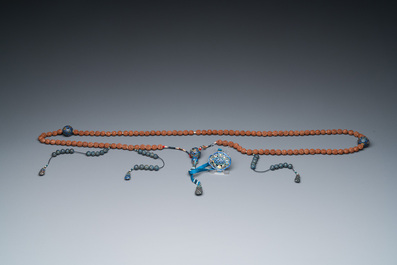 A Chinese Mandarin necklace with enamelled silver and pit carvings in original box, 18/19th C.